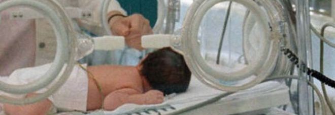 ROMA - L'ASCENSORE SI ROMPE, MAMMA PARTORISCE FUORI DALLA SALA PARTO. BIMBO IN FIN DI VITA - 09/12/2013